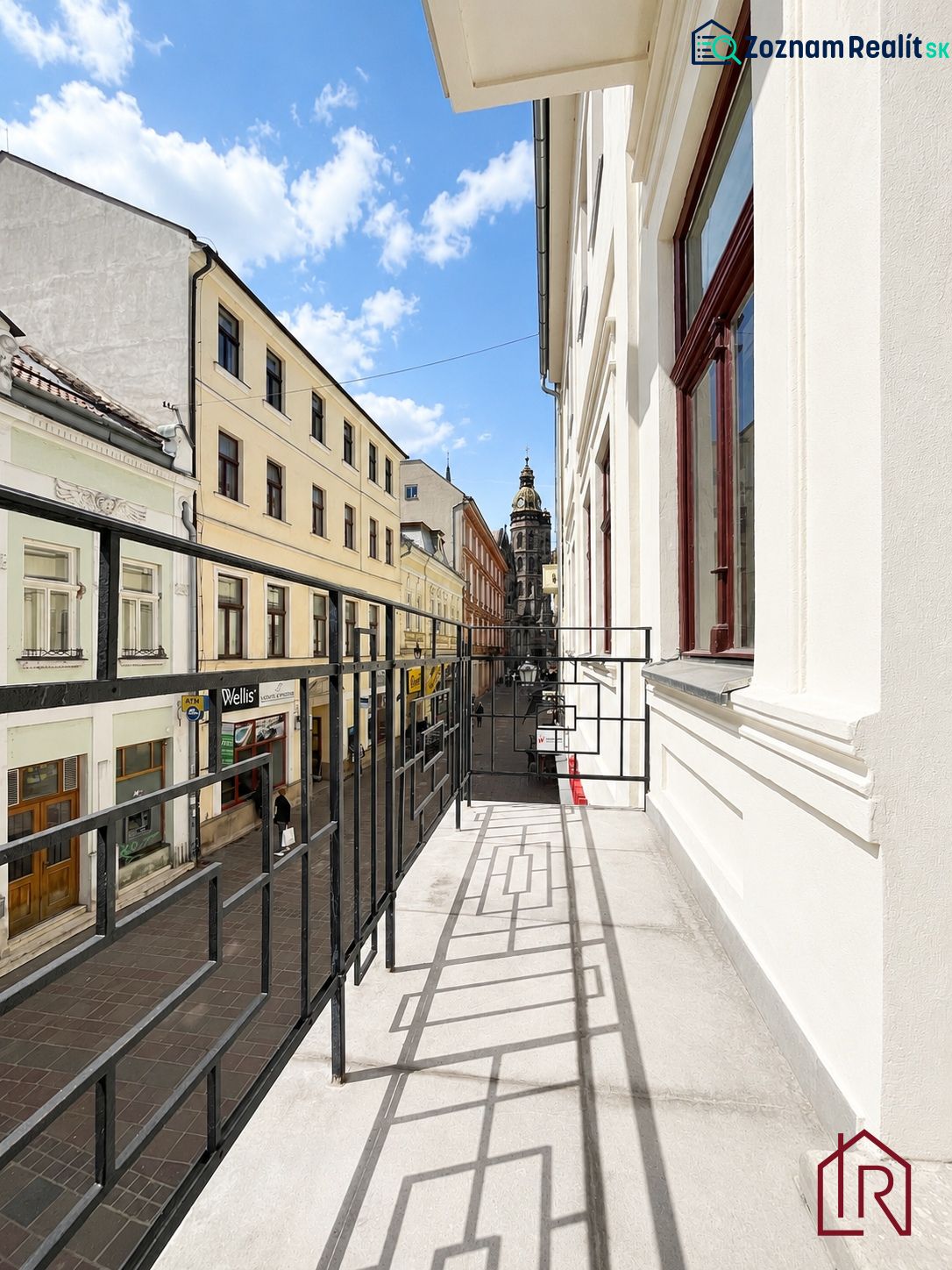 Reprezentatívne priestory na prenájom, Mlynská, Košice - Staré mesto - Balkón s výhľadom na ulicu Mlynská, Košice - mestská časť Staré Mesto, pred kanceláriami.