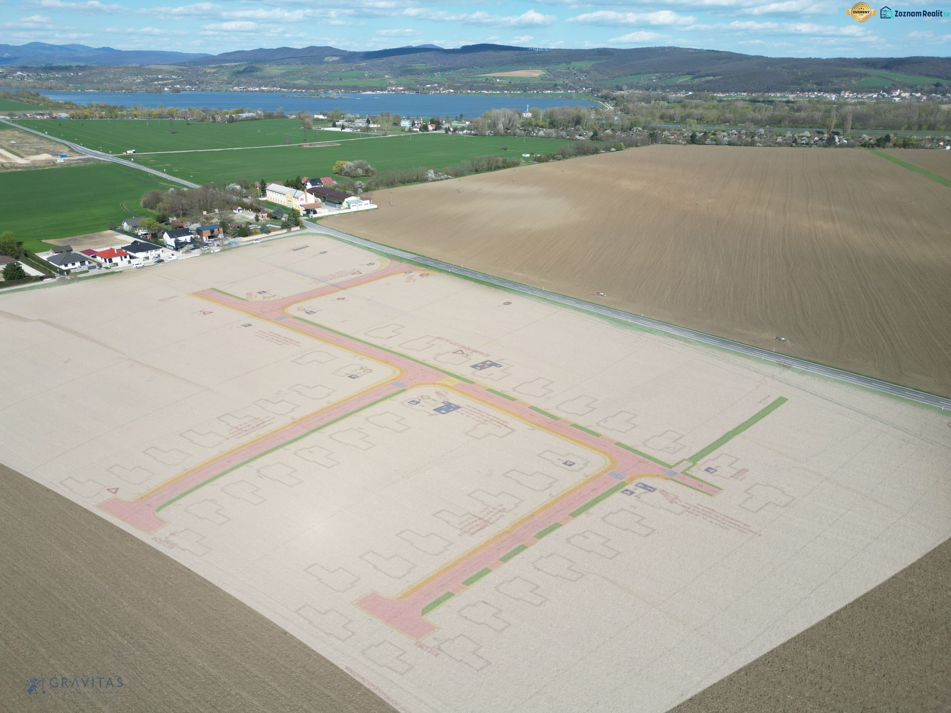 Slnečný dvor – Kompletný developerský projekt na predaj - Developerské pozemky v Drahovciach s výhľadom na zeleň a okolitú krajinu.