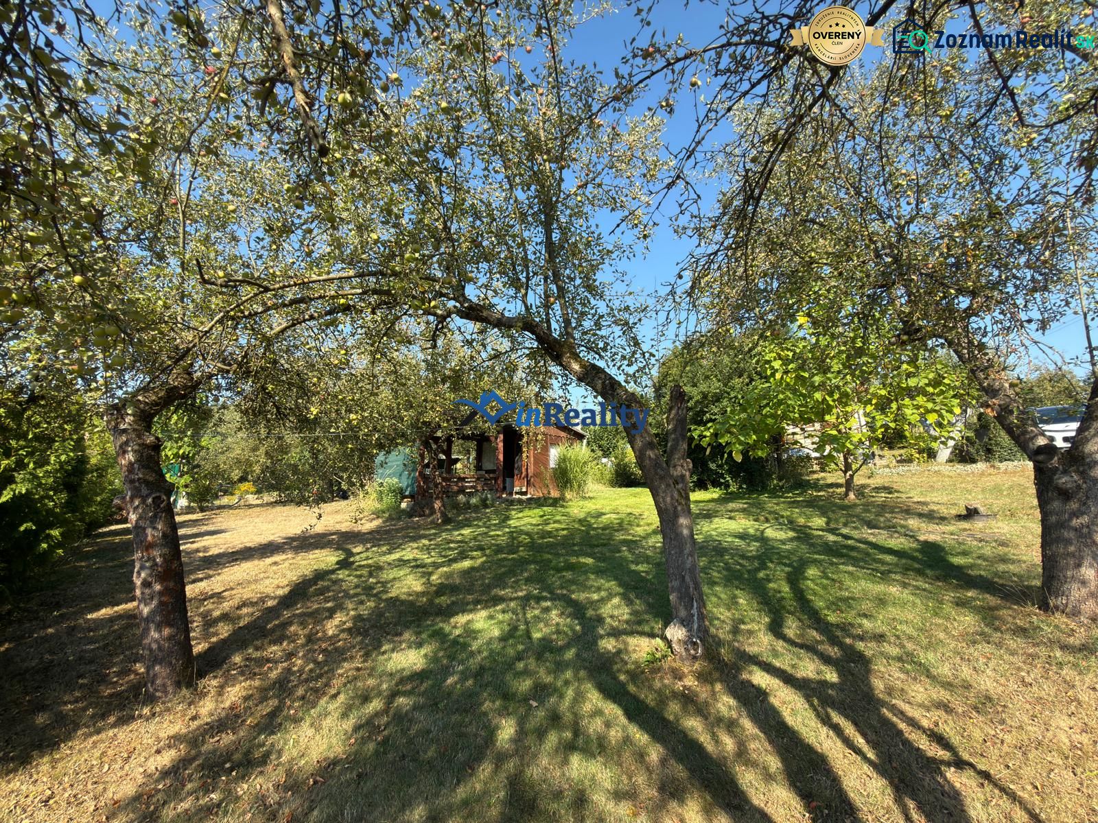 ? Predaj záhradkárskej chatky – Vinica, Lučenec – 20 000 € - Záhrada s ovocnými stromami v blízkosti chaty na ulici Vinica v Lučenci.