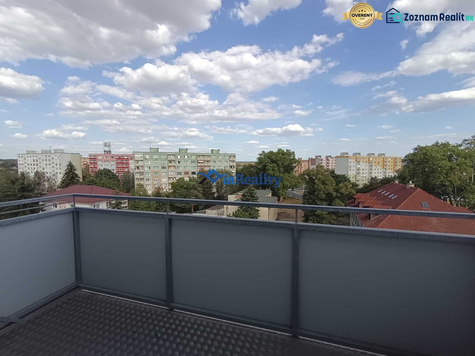 ? Na prenájom: moderný 2 izbový byt – Residence Majakovského, Lučenec - Výhľad z balkóna 2-izbového bytu na Majakovského ulici v Lučenci.