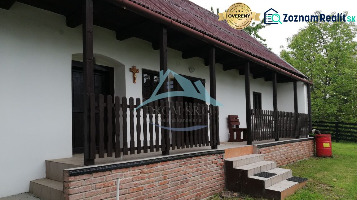 Dva vidiecke domy na pozemku 1,6ha D. Strehová (Prieloh), V. Krtíš. - Rodinný dom s terasou, dreveným plotom a cihlovým základom v prírodnom prostredí.