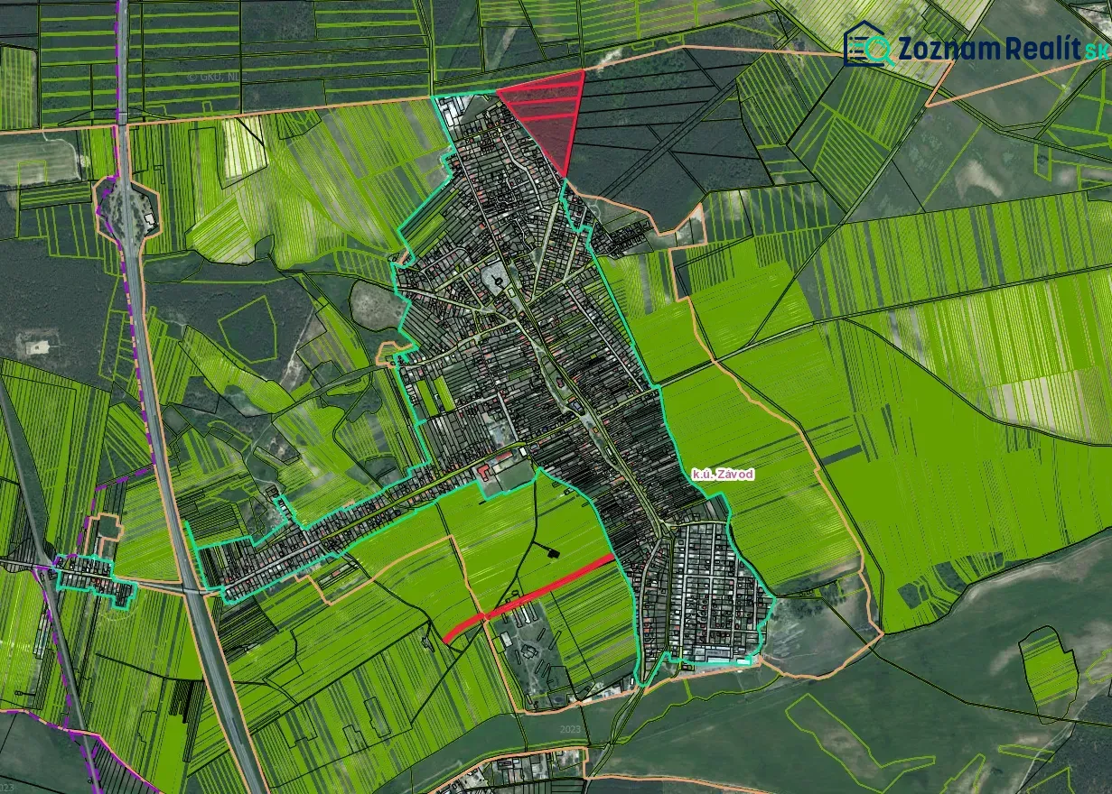 Závod – 630 m2 ORNÁ PÔDA a LESY v pozemkových úpravách - Letecký pohľad na Poľnohospodárske a lesné pozemky v Závode so spevnenými cestami.