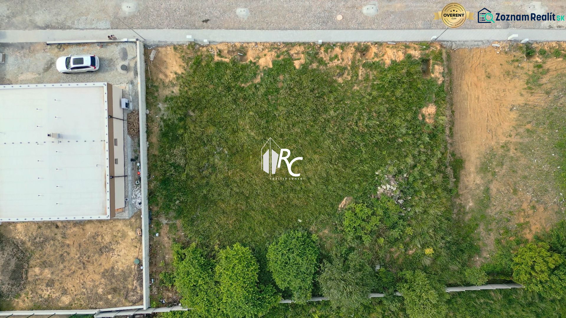 Exkluzívny stavebný pozemok vo Vrútkach | 1 201 m² - Letecký pohľad na pozemok na bývanie v Martine, vedľa priemyselnej budovy.