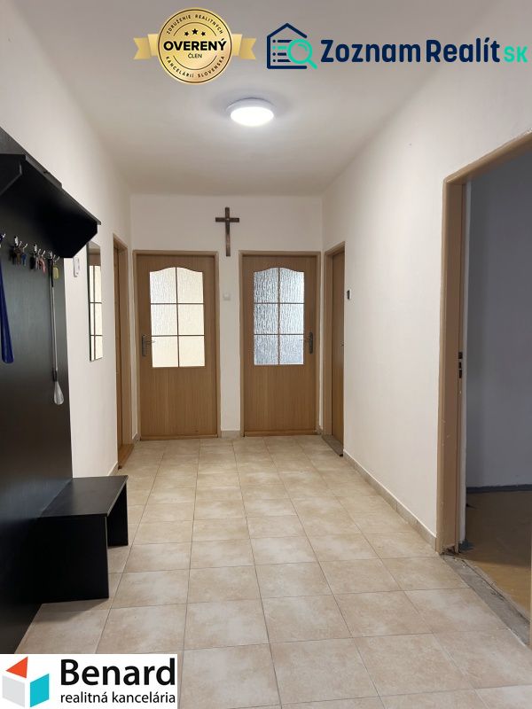 RD NA BÝVANIE AJ PODNIKANIE,1630m2,  SABINOVSKÁ Ul., PREŠOV - Chodba v rodinnom dome s dlažbou, drevenými dverami a vešiakom.