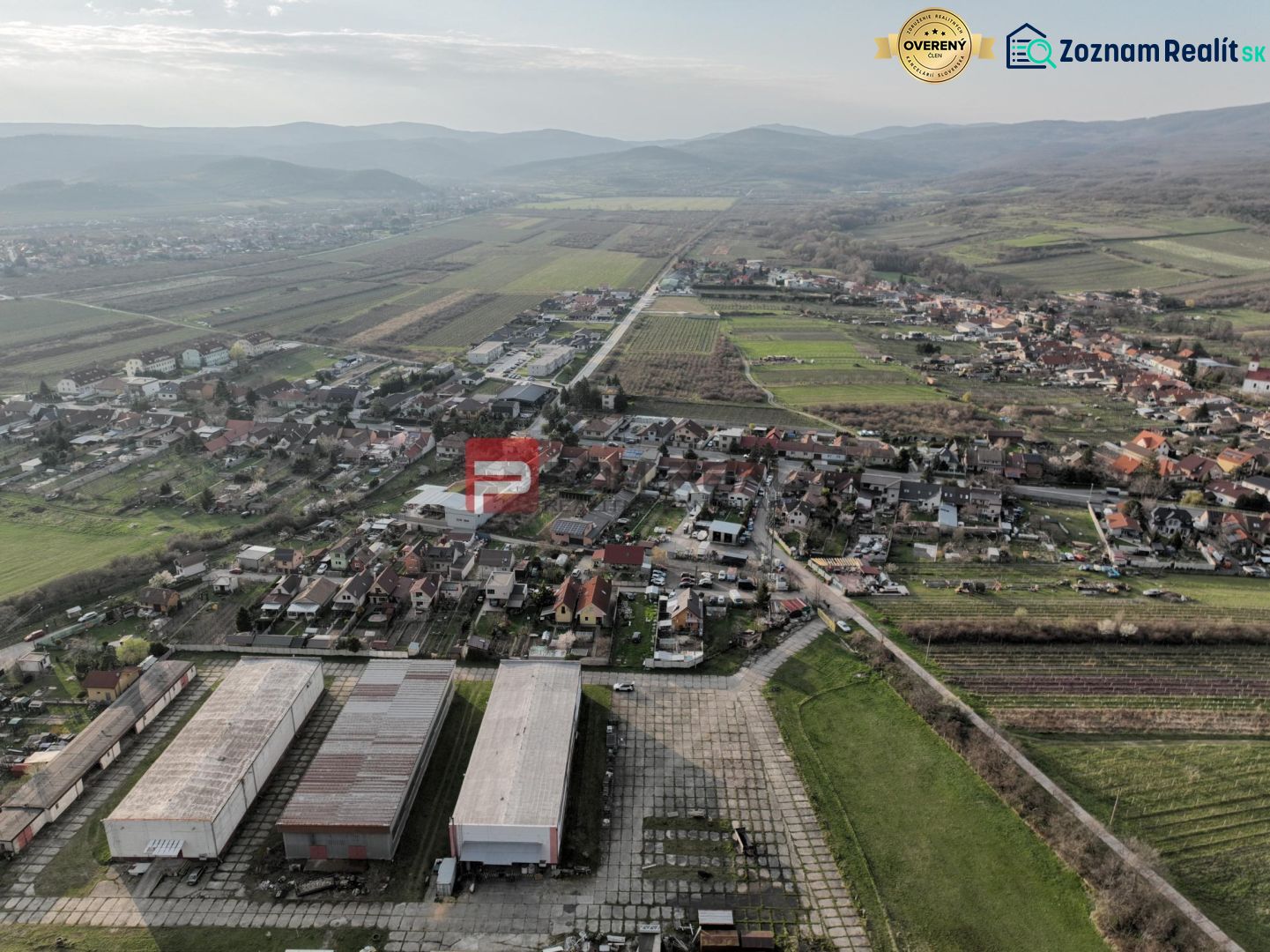 Prenájom výrobnej haly vo Vinosadoch - Pohľad zhora na Výrobné priestory v obci Vinosady na Pezinskej ulici.
