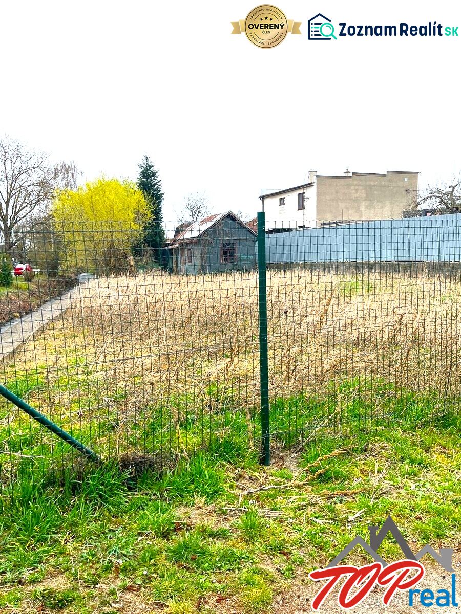 Rovinatý stavebný pozemok - Šaca - Pozemky - bývanie v Košiciach - mestskej časti Šaca na Jarkovej ulici, oplotený priestor.