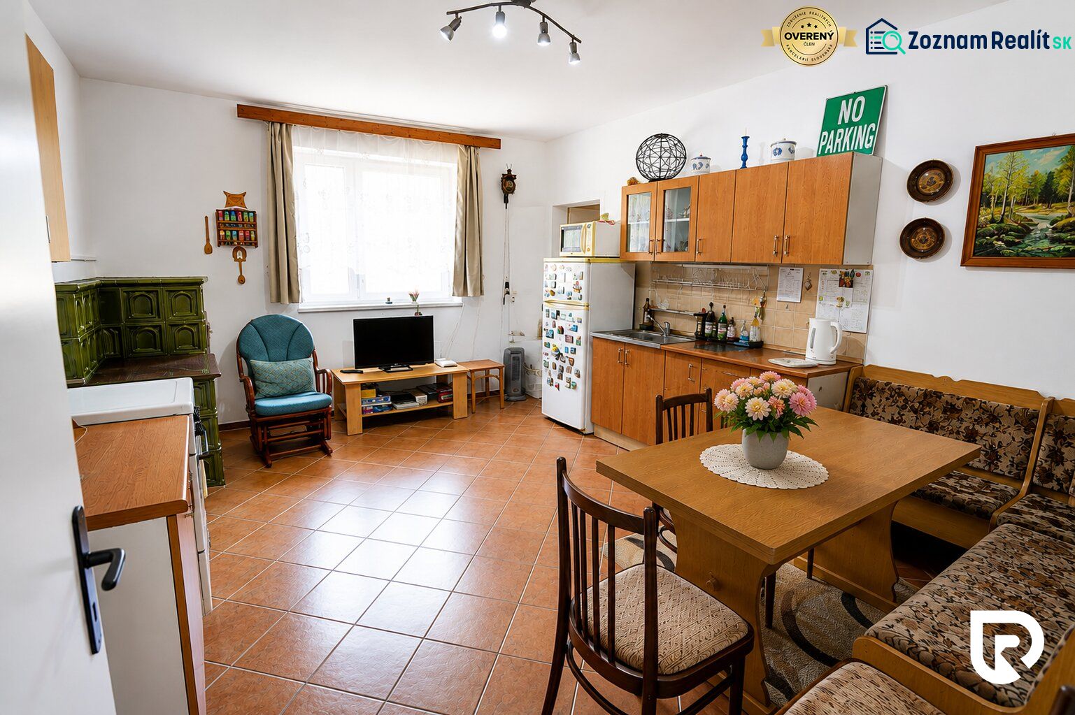 Investičná Príležitosť Chata - RD pri SKI MAKOV 4 959 m² pozem. - Kuchyňa v rodinnom dome s krbom, nábytkom a dekoráciami, podlaha s dreveným dekorom.