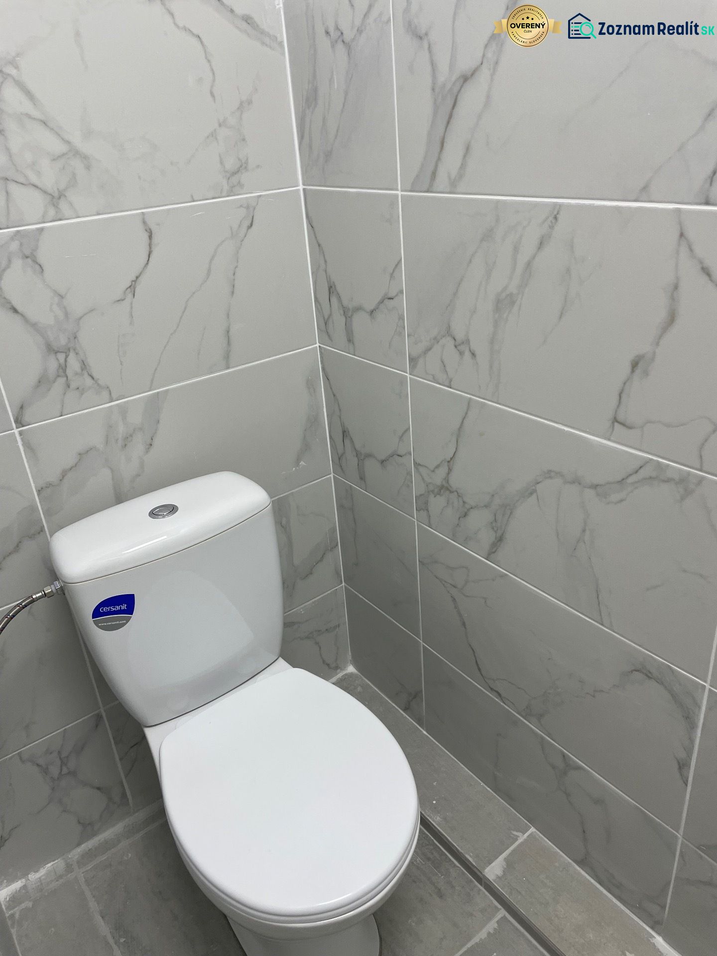 Ponúkame obchodné priestory 800m2 - Toaleta s mramorovým obkladom v Obchodných priestoroch, šedá podlaha.