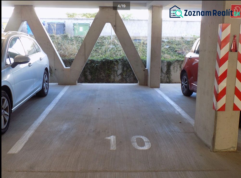3- izbový byt v Stupave na Dlhej ulici  - Parkovacie miesto medzi dvoma autami v krytom garáži.