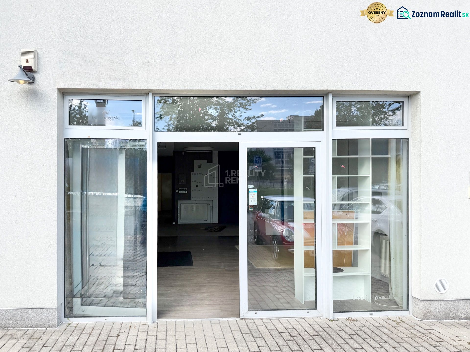 Moderný obchodný priestor v širšom centre Žiliny s parkovaním - Vstup do obchodných priestorov so sklenenými dverami a výkladom v meste Žilina.