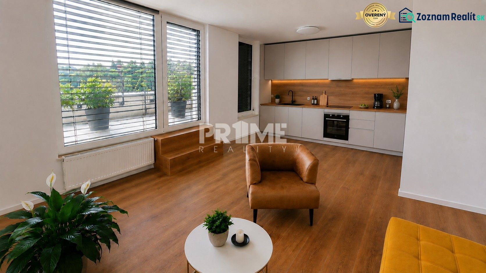 PENTHOUSE – moderný 2i byt s výnimočnou 69 m² terasou, AHOJ PARK - Obývacia izba v 2-izbovom byte s kuchynskou linkou a podlahou s dreveným dekorom.