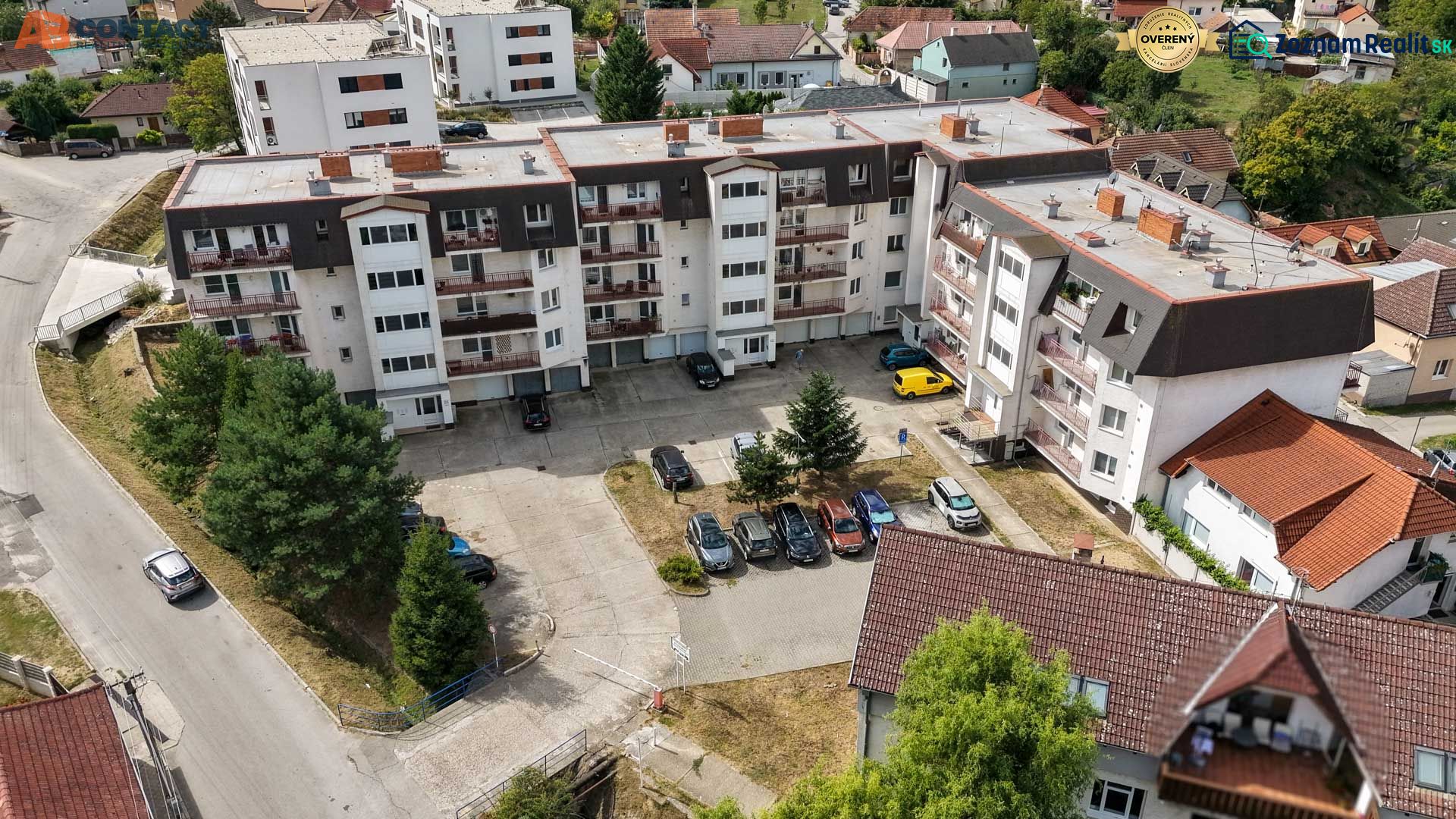 Zaujímavý tehlový 3-izbový byt s balkónom, loggiou i garážou