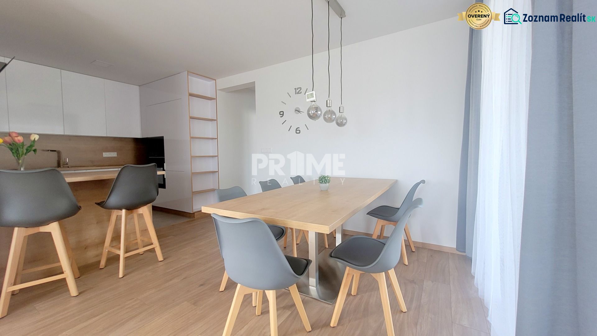 MODERNÝ 4i RD, ZÁHRADKA (400 m2), 2X PARKING, Lúčna ulica, Cífer - Jedálenský kút s dreveným stolom a sivými stoličkami v rodinnom dome na Lúčnej ulici.