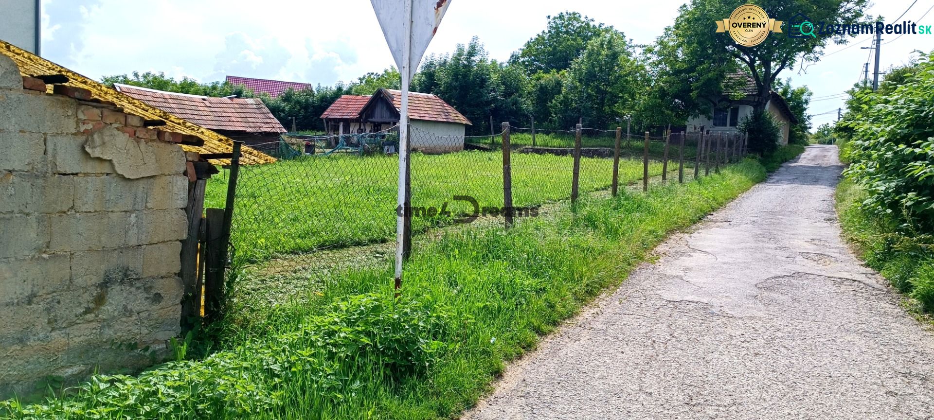 NA PREDAJ stavebný pozemok  v Plavých Vozokanoch - Cesta pri pozemkoch obklopených prírodou a vidieckou zástavbou ideálna pre bývanie.