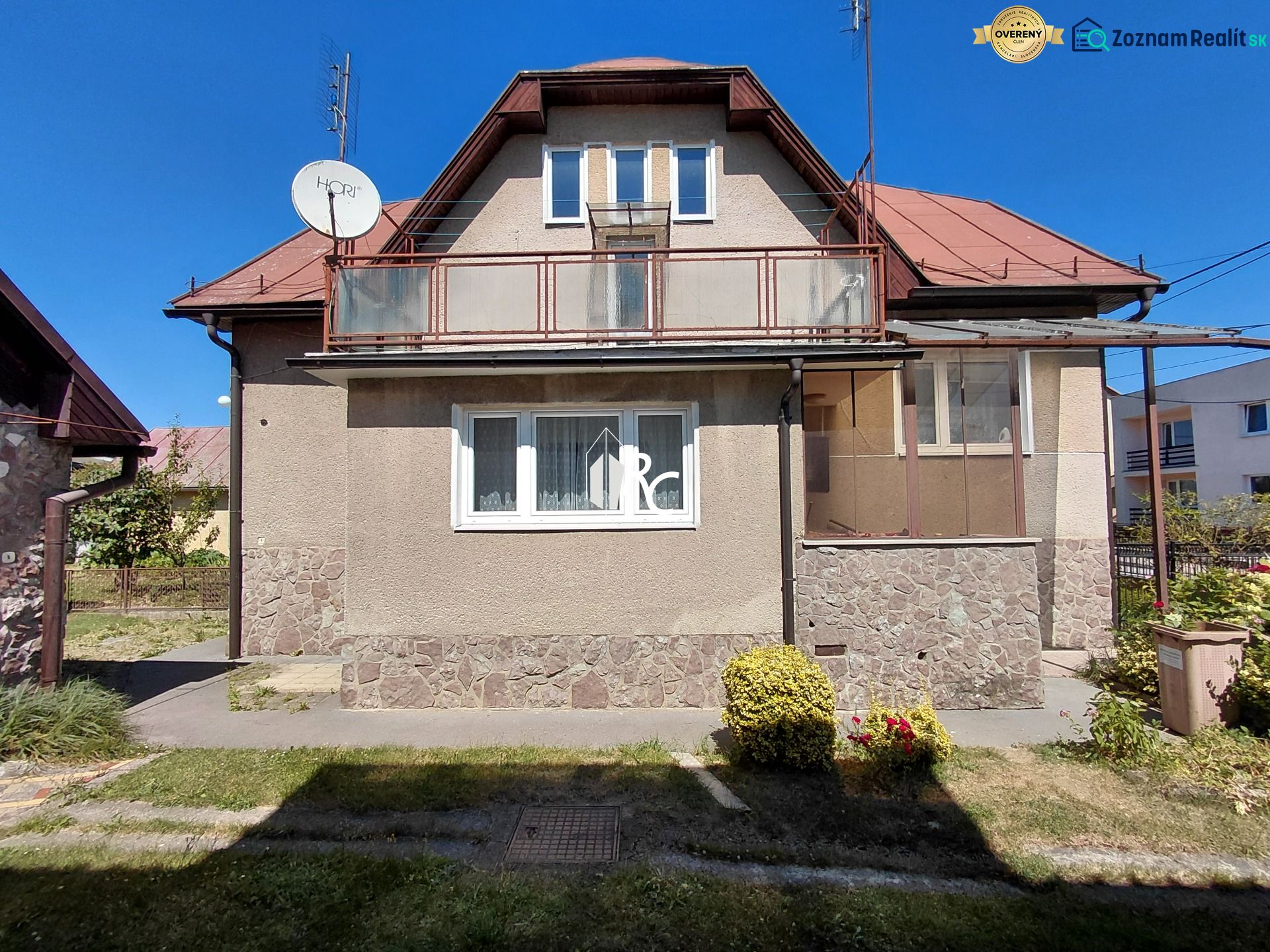 Rodinný dom Martin – Podháj, 5 izieb a pozemok 621 m² - Rodinný dom na ulici Riečiny v Martine s priestrannými terasami a záhradou.