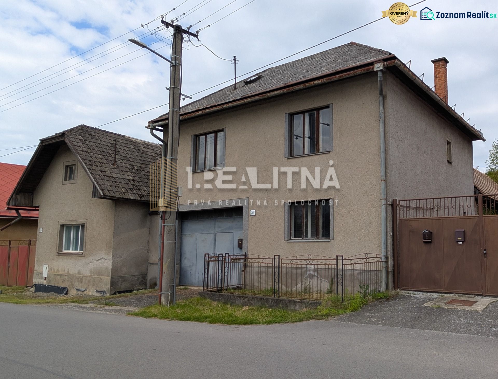 RODINNÝ DOM NA  REKONŠTRUKCIU PODĽA VLASTNÝCH PREDSTÁV, PONIKY, 1157M2 - Rodinný dom na Družstevnej ulici v Ponikách s drevenou strechou a plotom.