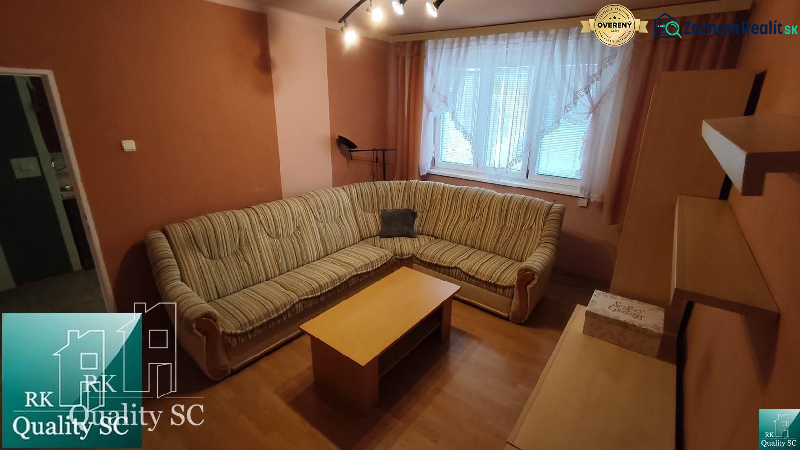 Okres SENEC - obec ČATAJ - NA PREDAJ 4. izbový priestranný mezonetový  - Obývačka v 4-izbovom byte s rohovou sedačkou a podlahou s dreveným dekorom.