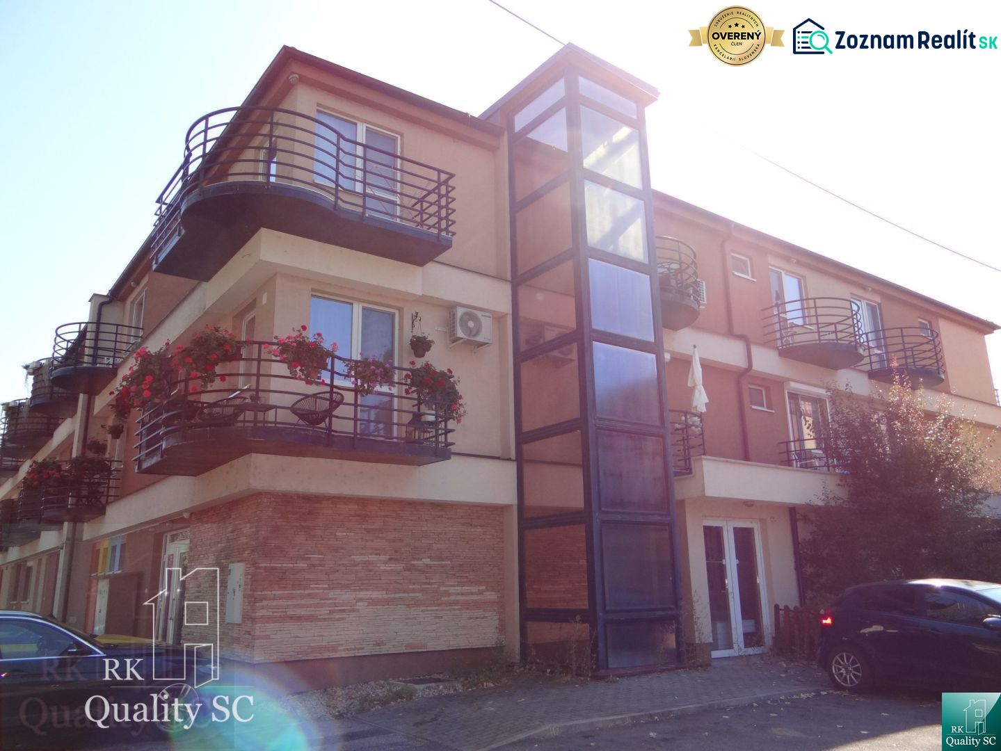 REZERVOVANÉ - 2 izbový veľký celoročne obývateľný apartmán s terasou,  - Bytový dom v lokalite Slnečné jazerá v meste Senec, obsahujúci viaceré 2-izbové byty.