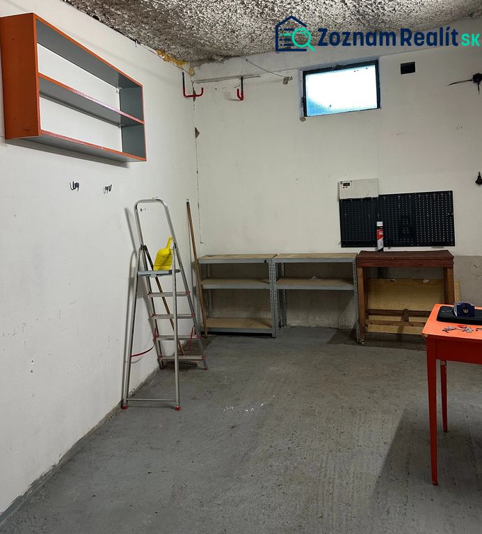 PREDAJ - Garáž na s pozemkom na Pionierskej ulici  - Garáže s rebríkom, regálmi a montážnym stolom na Pionierskej, Bratislava - Nové Mesto.