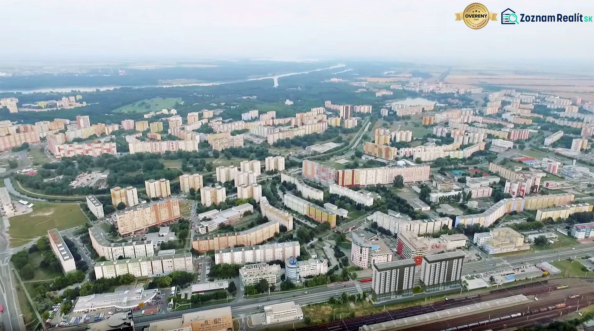 I 2i byt v novom projekte Panónska v Petržalke - Výstavba bytov v Bratislave - Petržalke na Panónskej ceste s panorámou obytných blokov.