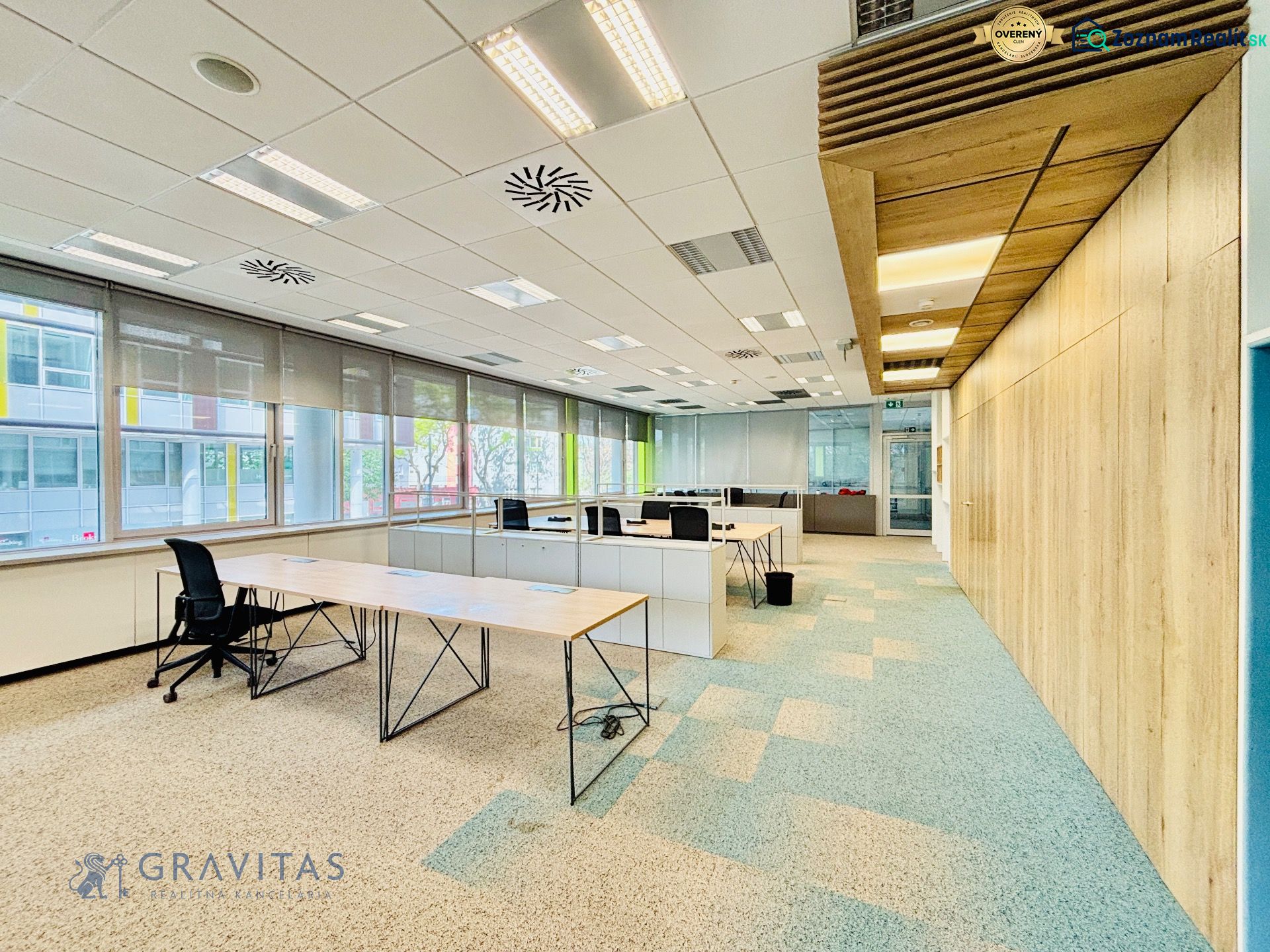 Kancelárie Prenájom | Samostatný Celok 146m2 | Apollo BC II - Interiér kancelárie s podlahou s dreveným dekorom, vybavený stolmi a ergonomickými stoličkami.