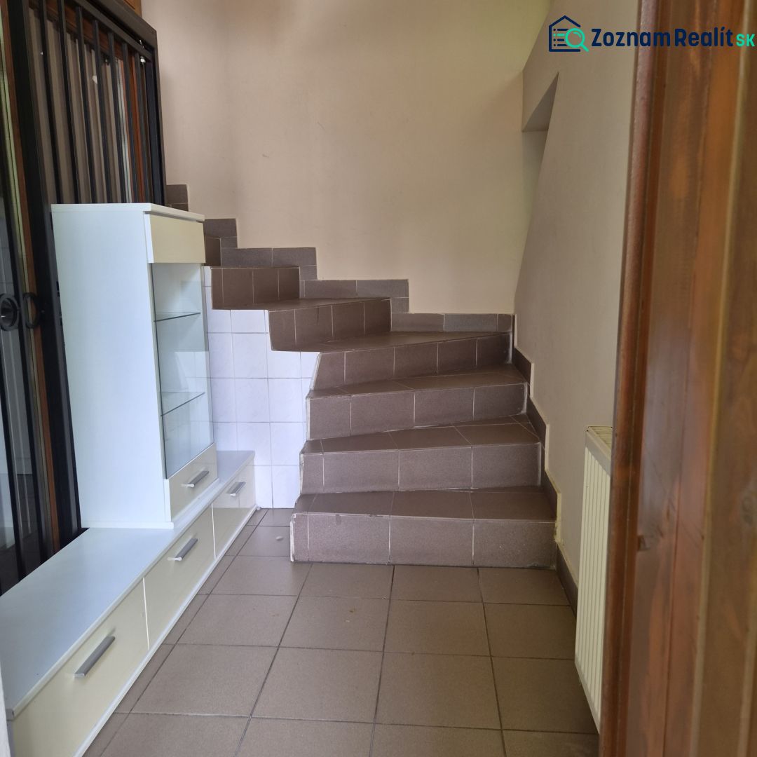 Prenájom 2-izbového apartmánu v Dunajskej Strede - Vstupná zóna 2-izbového bytu s dlažbou a schodiskom.