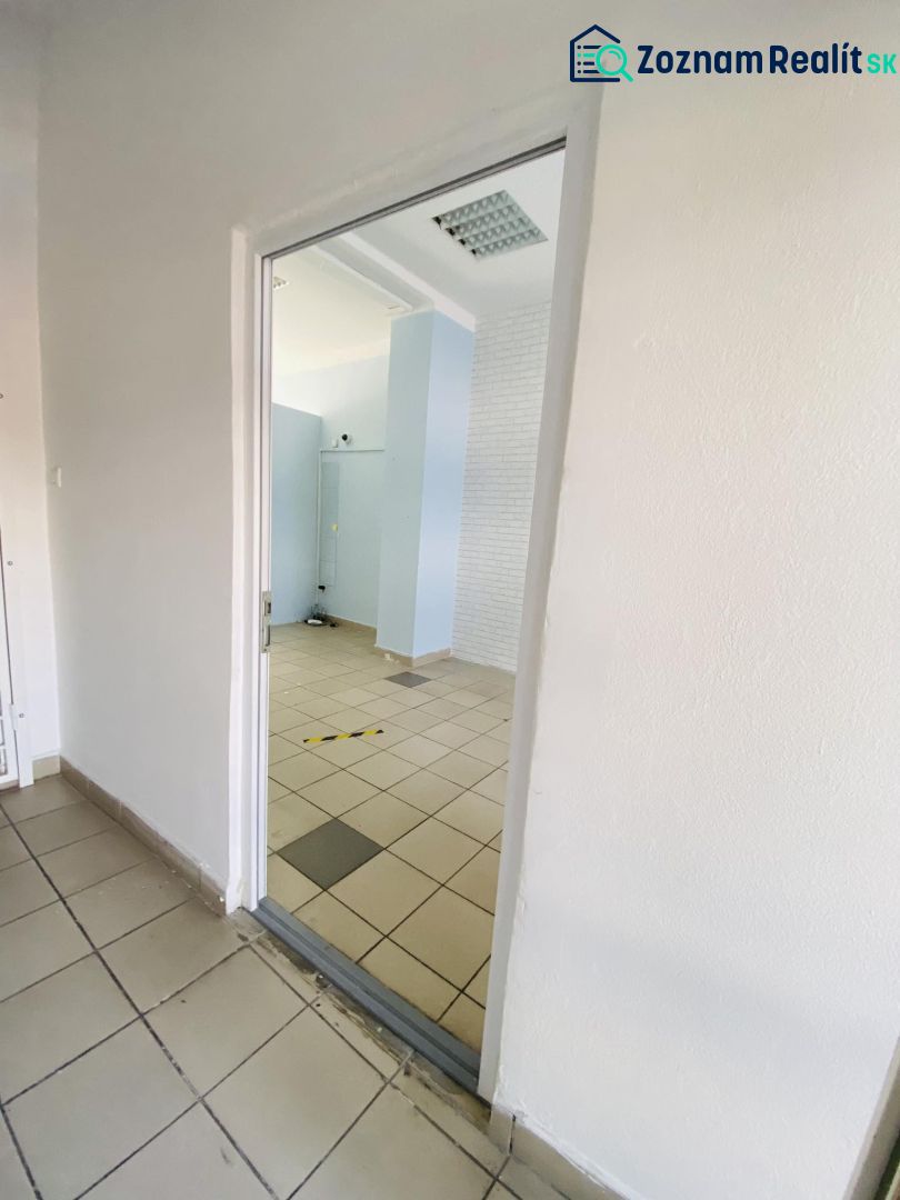 -Na prenájom obchodný priestor 30 m2 v centre mesta Dunajská Streda - Interiér obchodných priestorov s bledomodrými stenami a dlažbou na podlahe.