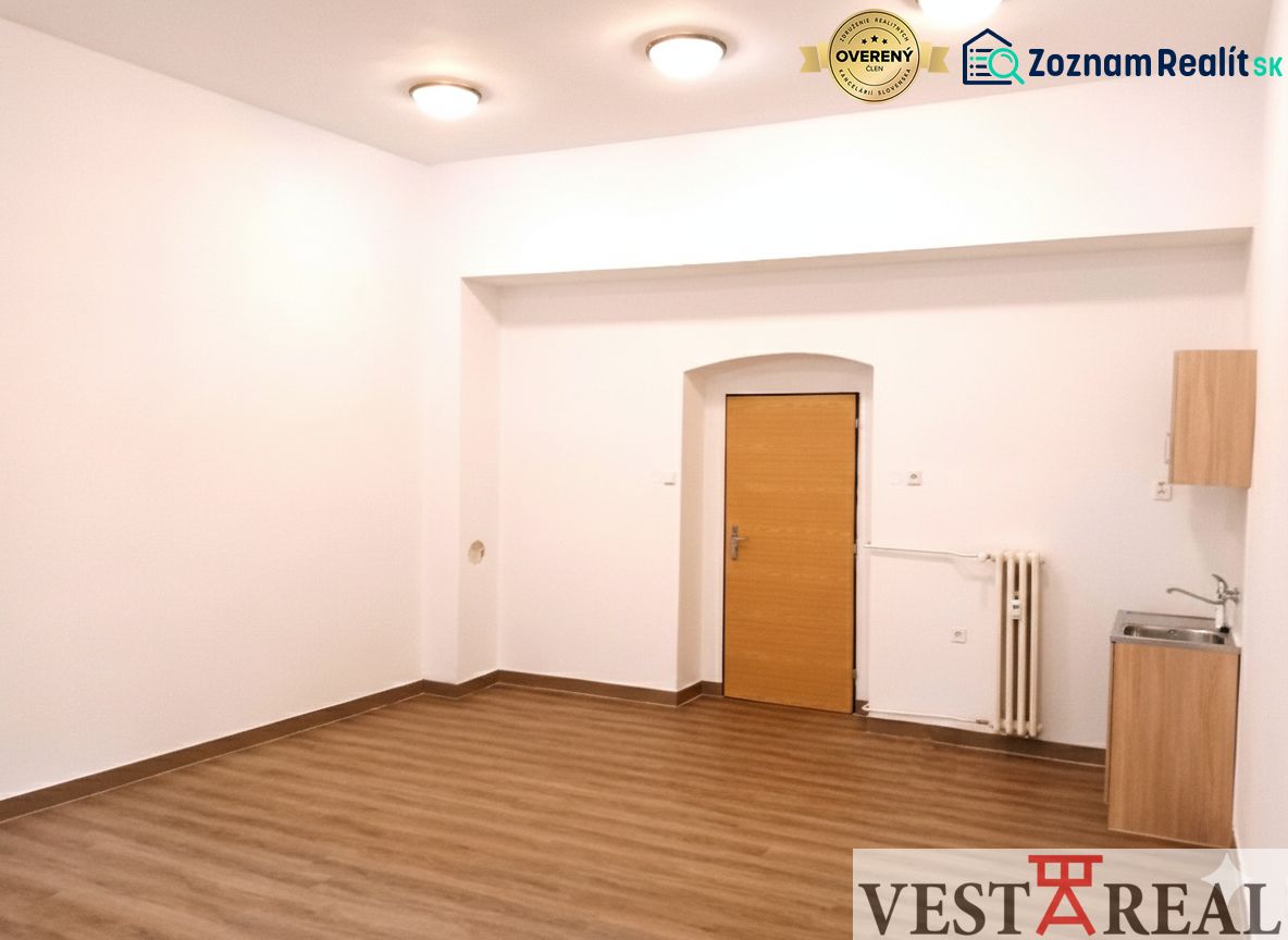 Na prenájom kancelársky priestor 30 m² – Trnava Františkánska - Kancelárie s podlahou s dreveným dekorom, bielymi stenami a umývadlom.