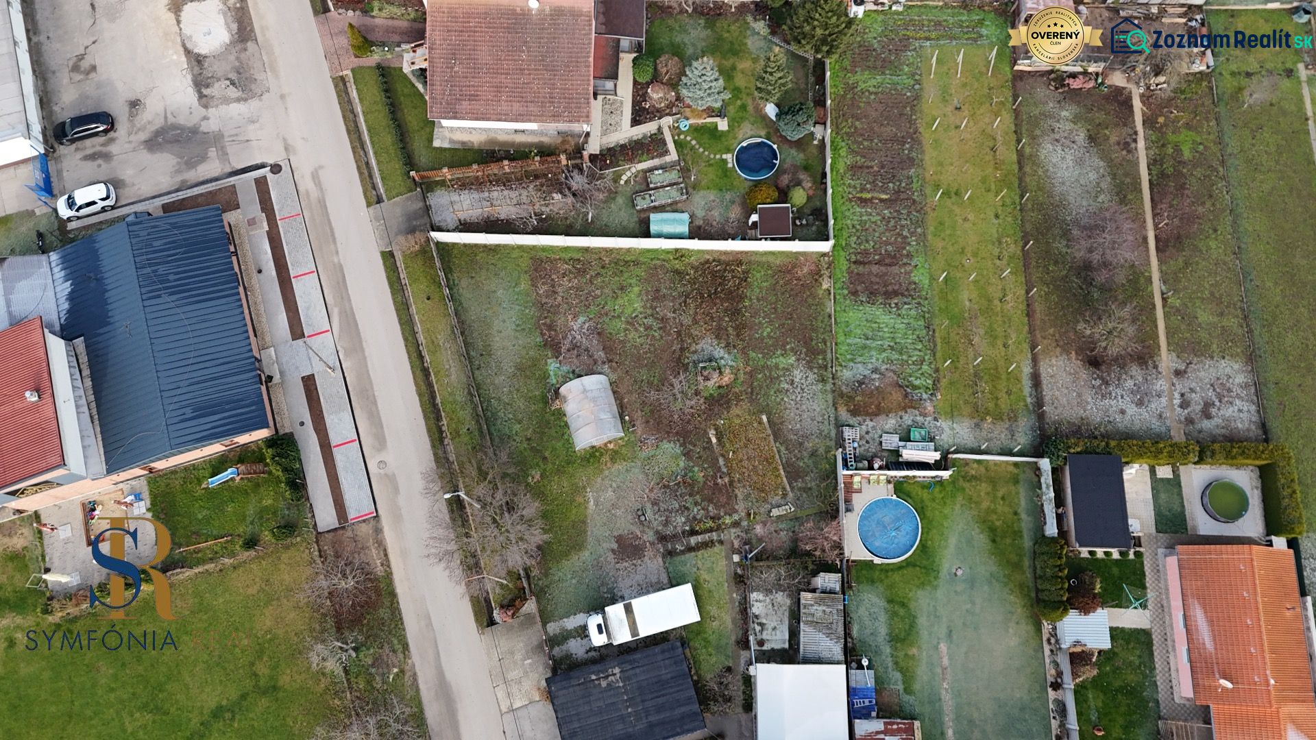 NOVÁ CENA Rovinatý pozemok v Pate 713 m² - bez rezervačnej zálohy - Letecký pohľad na pozemky pre bývanie v Pate, so záhradami a cestnou infraštruktúrou.