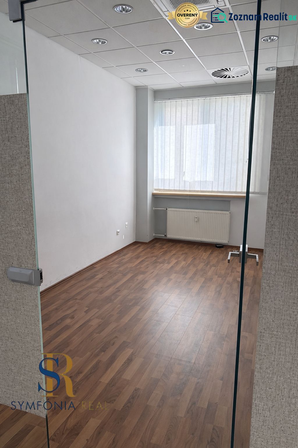 NA PRENÁJOM | Obchodný priestor v centre Galanty - 240 m² - Interiér obchodného priestoru s podlahou s dreveným dekorom a presklenými dverami.