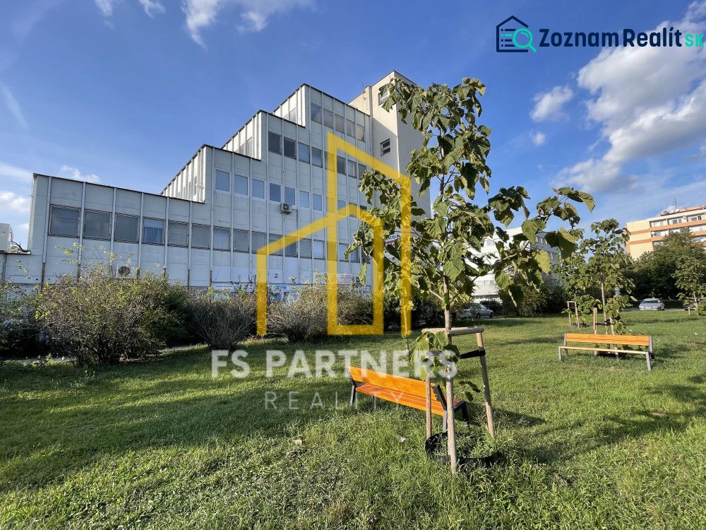 PRENÁJOM KANCELÁRIE 13,5 m² – KOMÁRNO, ZÁHRADNÍCKA ULICA - Kancelárie na Záhradníckej ulici v Komárne s lavičkami a mladými stromami.