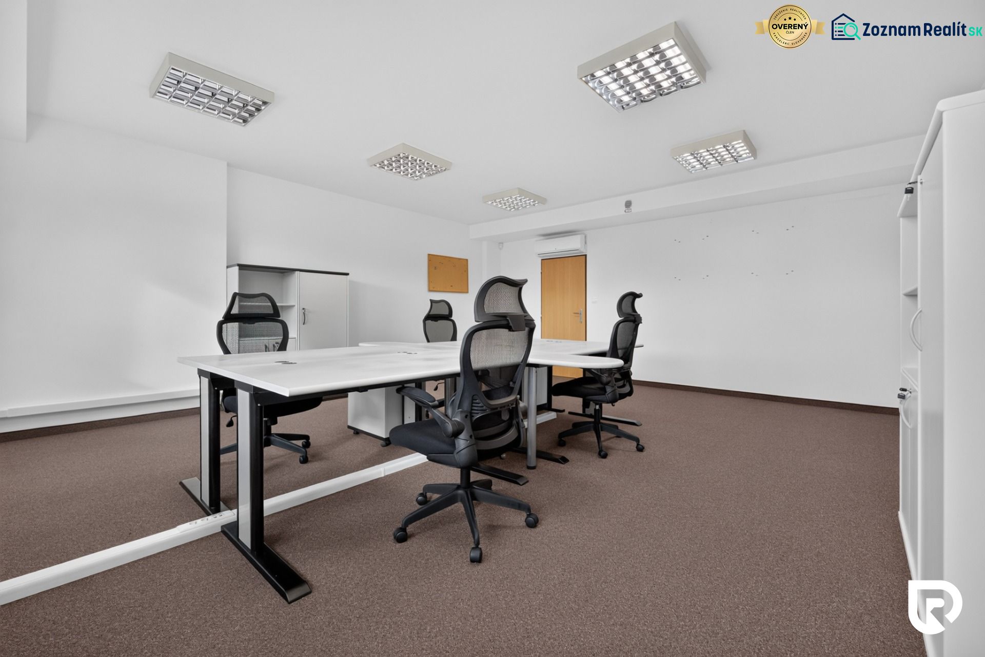 Prenájom 36m2 kancelárie | ul. Brnianska | Trenčín - Kancelárie s konferenčným stolom, ergonomickými stoličkami a úložnými skriňami.