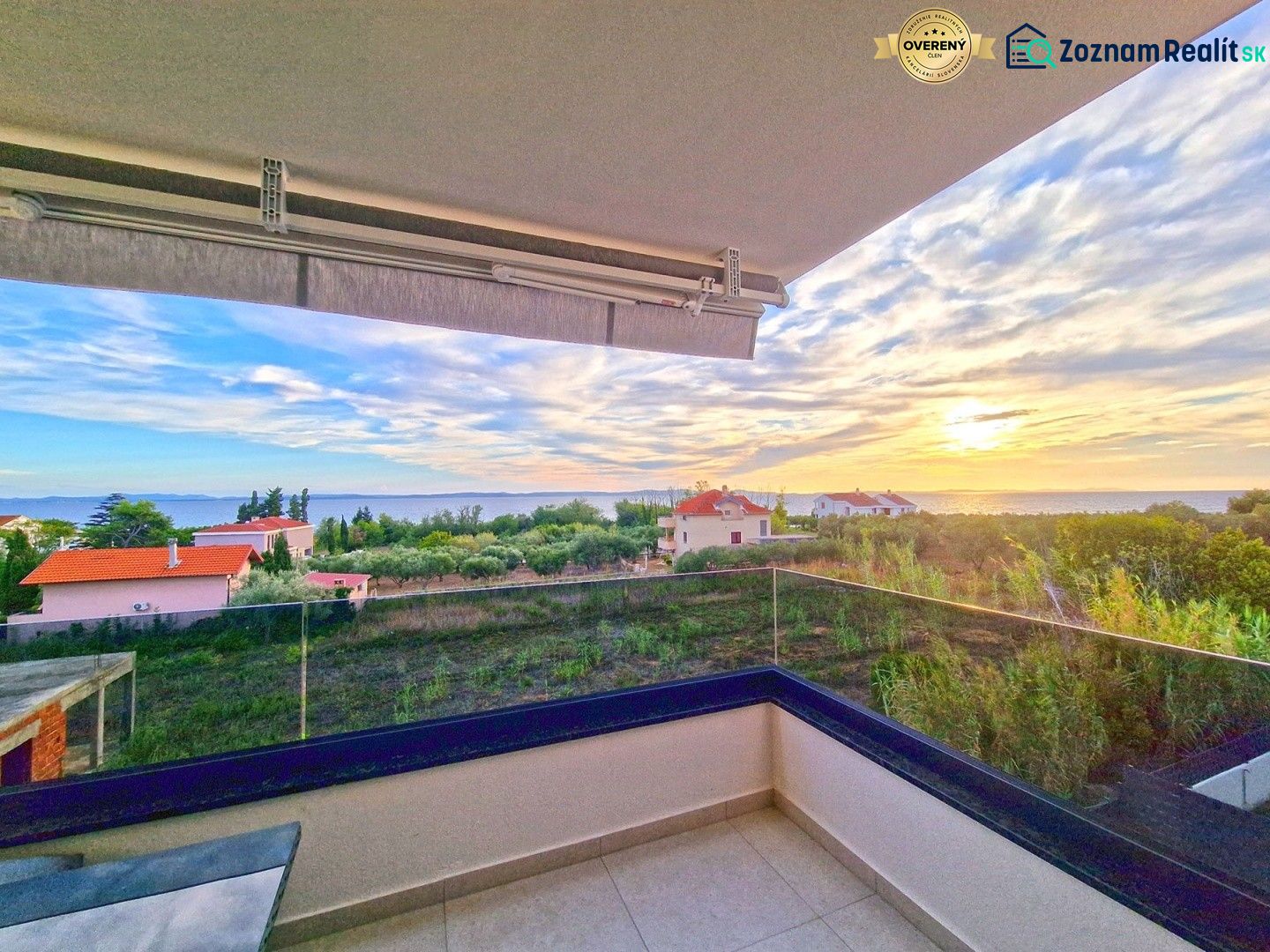 CHORVÁTSKO - Zariadený 3 izbový byt - PRIVLAKA, ZADAR - Výhľad z terasy na západ slnka a pobrežie z 3-izbového bytu v Privlake.
