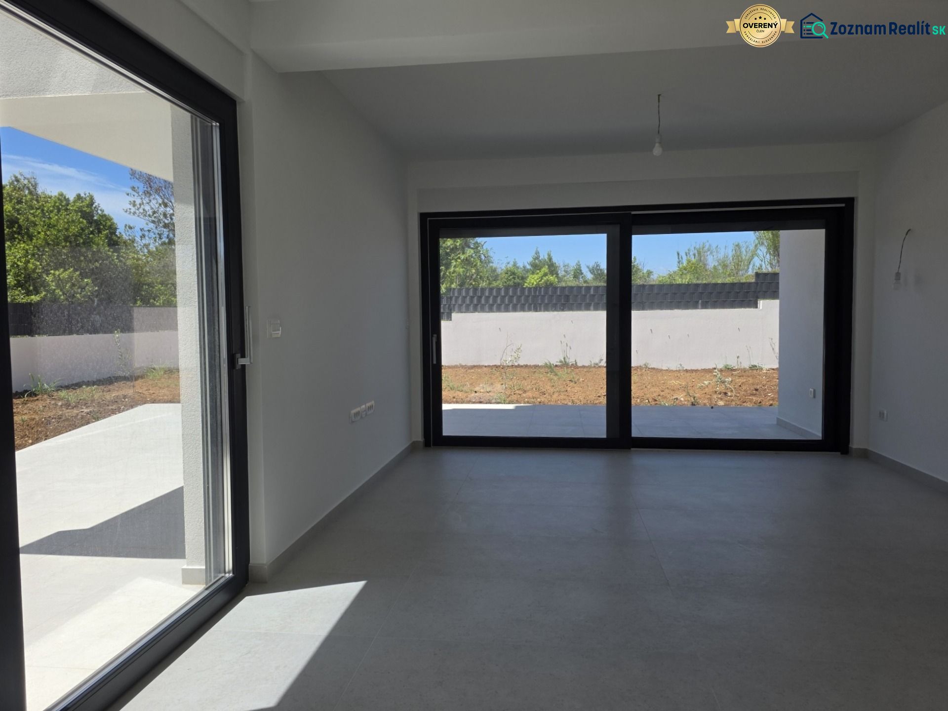 CHORVÁTSKO - Apartmán so záhradou 270 m2 - PRIVLAKA - Interiér 4-izbového bytu s veľkými presklenými dverami a výhľadom do záhrady.