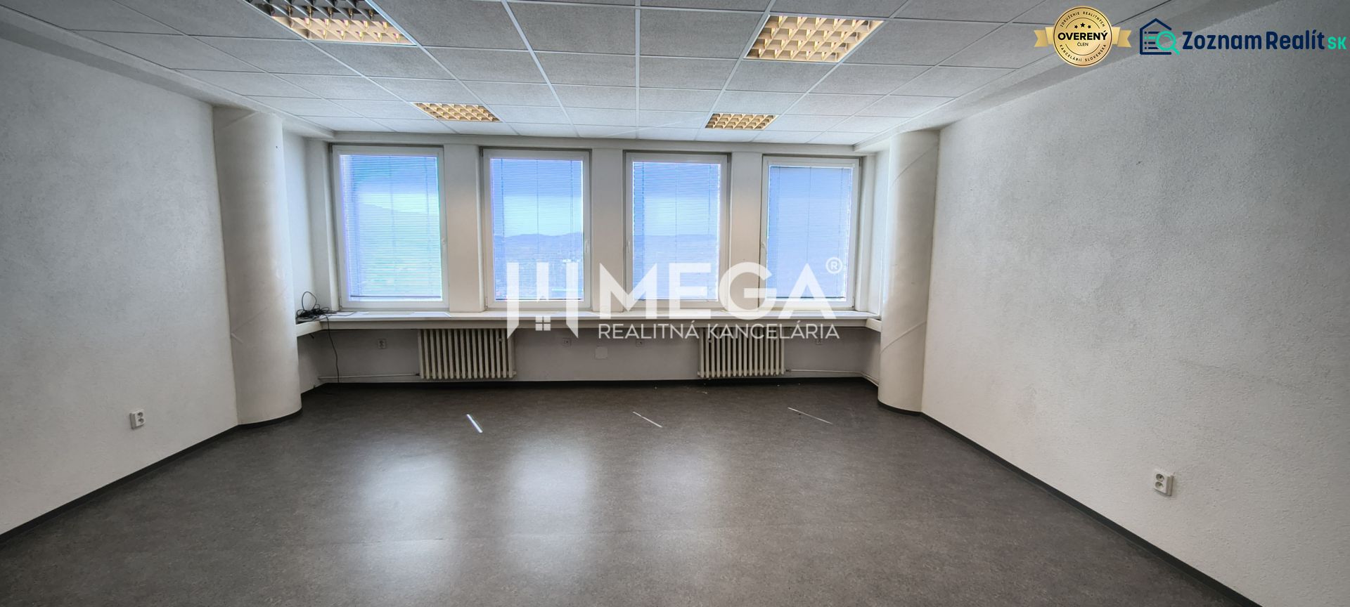 NA PRENÁJOM KANCELÁRIA IDEÁLNA NA SLUŽBY 35m² - HUMENNÉ - Kancelárie s podlahou s dreveným dekorom a veľkými oknami pre prirodzené svetlo.