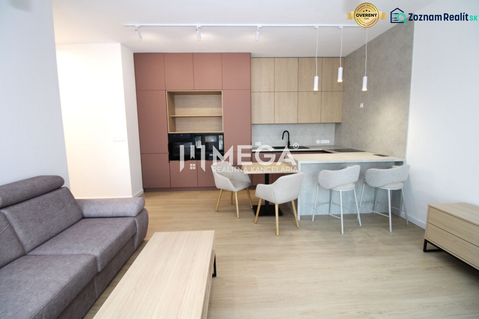 NA PRENÁJOM PRÉMIOVÝ 3-IZBOVÝ BYT – CENTRAL POINT HUMENNÉ - Obývačka s kuchynským kútom, podlaha s dreveným dekorom, 3-izbový byt.