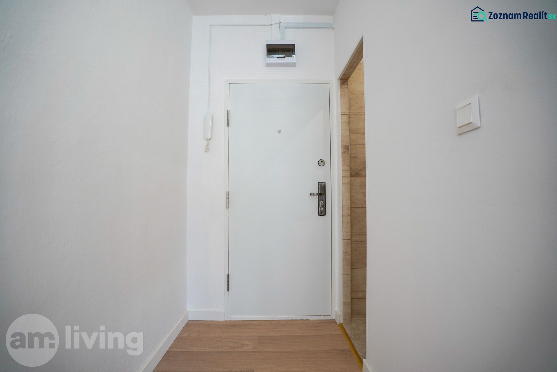 REZERVOVANÉ 1 izbový byt s balkónom - až 41m² N. DUBNICA - Biely vstup s podlahou s dreveným dekorom v 1-izbovom byte.