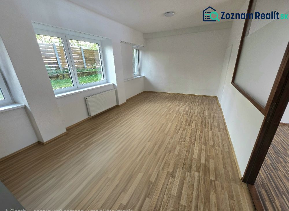 PRENÁJOM Bánovce nad Bebravou/2 IZBOVÝ BYT/CENTRUM-STRED/70m2 - Izba s veľkými oknami a podlahou s dreveným dekorom v 2-izbovom byte.