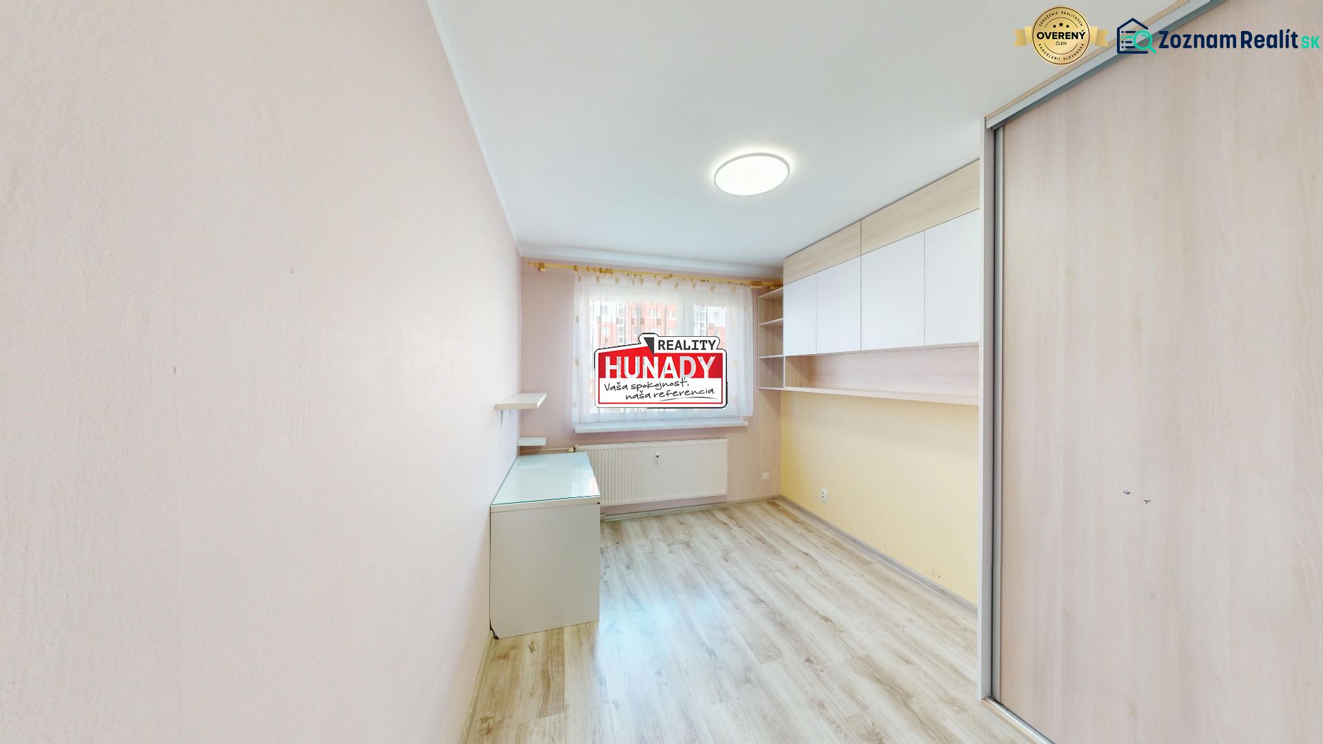 PREDANÉ !!! (74 m²) SVETLÝ 3i BYT S LOGGIOU - Izba s podlahou s dreveným dekorom a úložnými priestormi, 3-izbový byt.