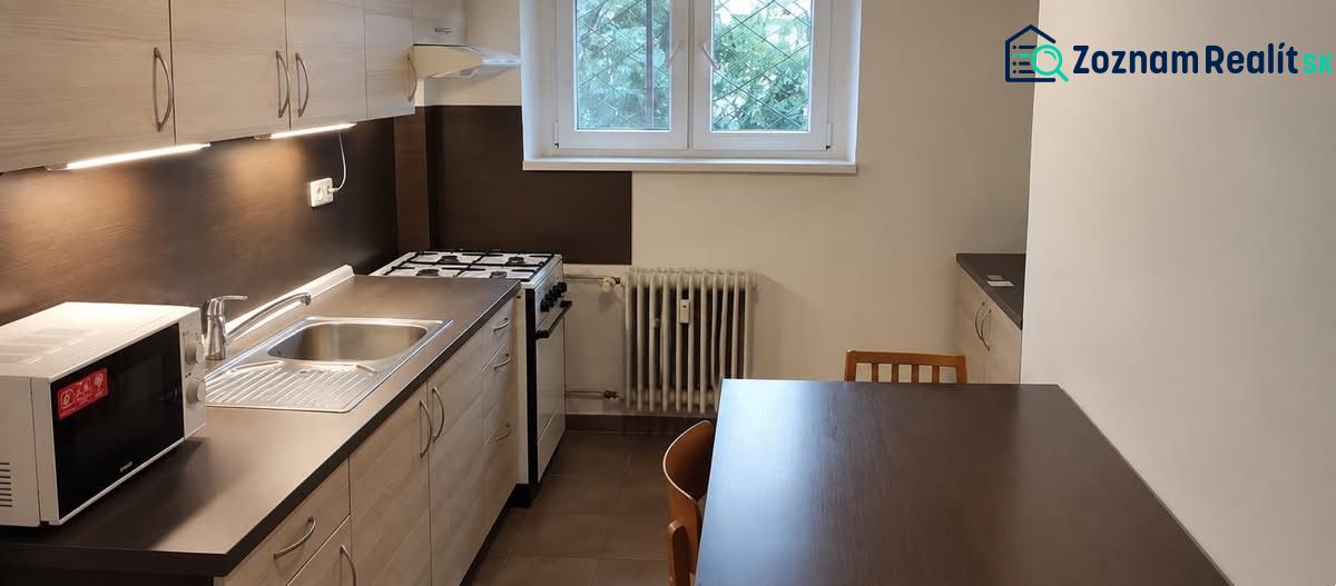 Prenájom 1-izbového zariadeného bytu, 43 m² – Šancová - Kuchyňa v 1-izbovom byte s plynovým sporákom a mikrovlnkou na tmavej linke.