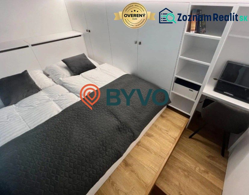 Pekný investičný 1-izb byt 33m2 vedľa Auparku  - Spálňa v 1-izbovom byte s manželskou posteľou a úložným priestorom, podlaha s dreveným dekorom.