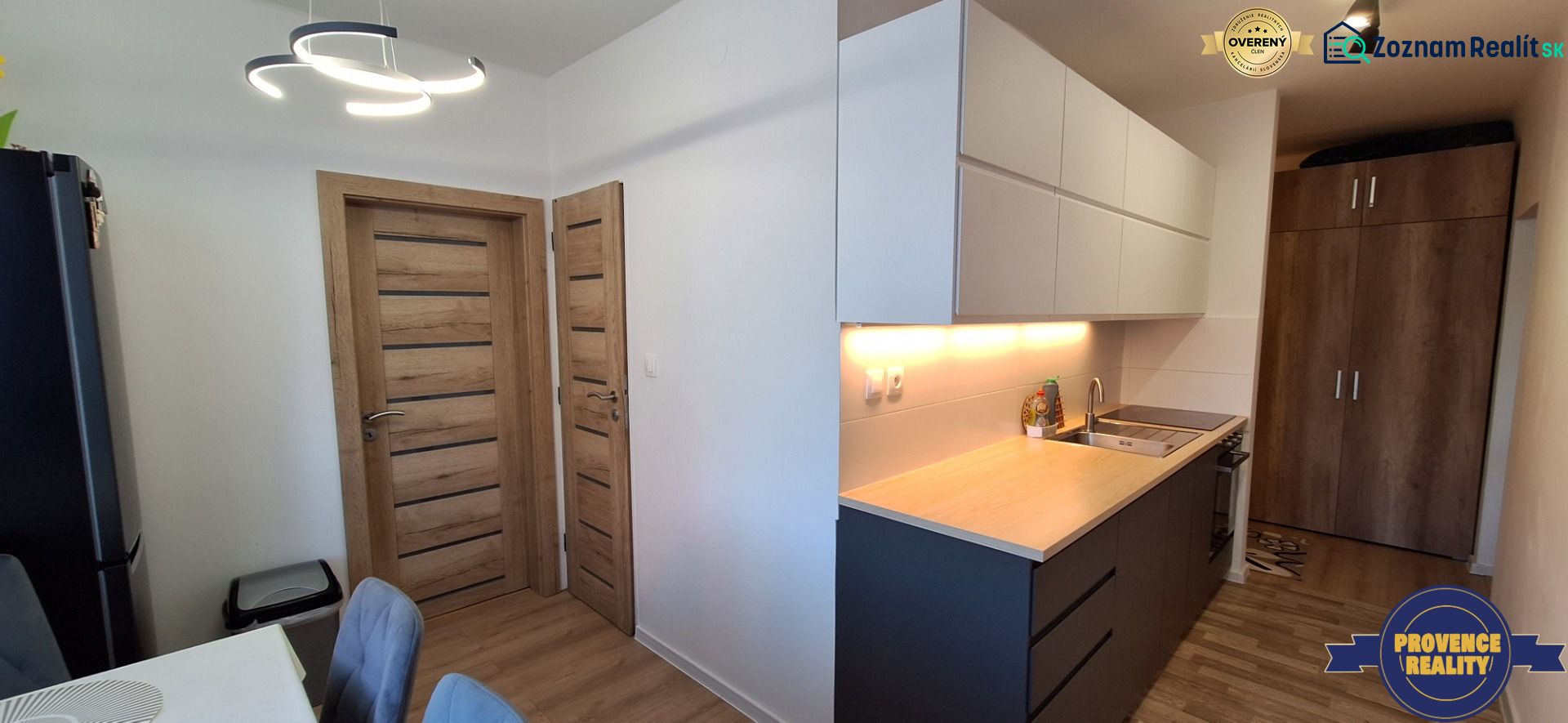 REZERVOVANÉ: 3 izbový byt + 2x balkón, komplet.rekonštr. - KOMÁRNO - Kuchyňa v 3-izbovom byte s podlahou s dreveným dekorom a moderným osvetlením.