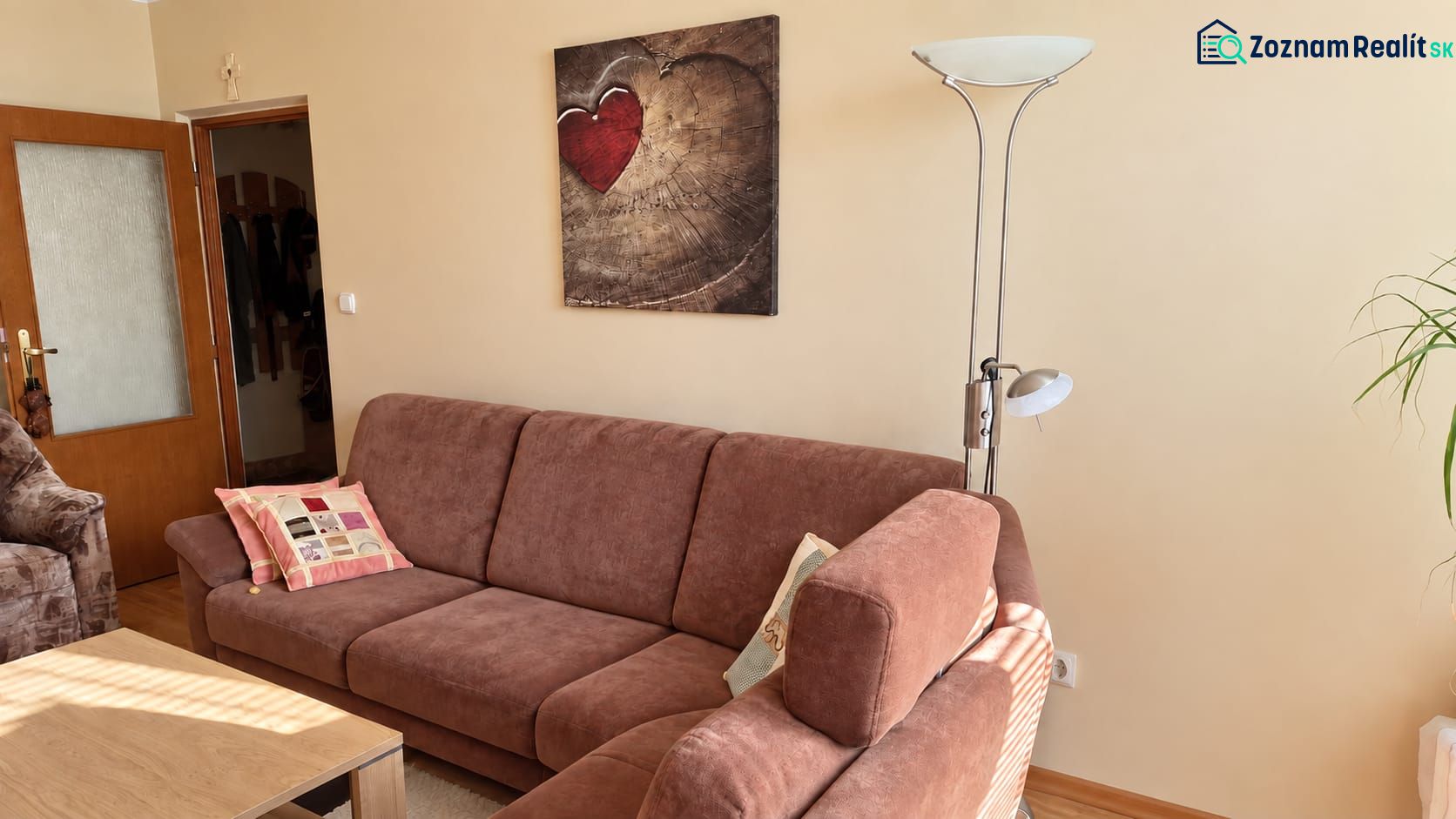 PRENÁJOM | 3-IZBOVÝ BYT | 80 m² | 2 BALKÓNY | ZARIADENÝ | CENTRUM I  - Pohodlná obývačka s pohovkou, lampou a umeleckým obrazom v 3-izbovom byte.