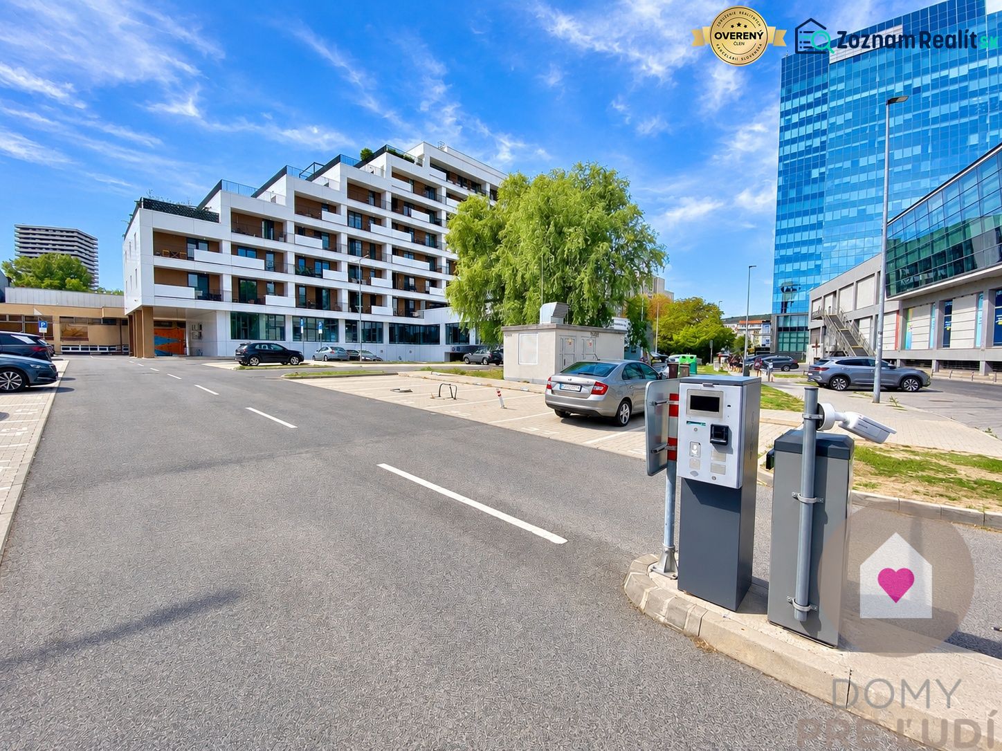 BA/NOVÉ MESTO-Prenájom vonjkašieho parkovacieho státia za rampou-POLUS - Parkovisko na Junáckej v Bratislave - Novom Meste s modernou architektúrou a garážami.