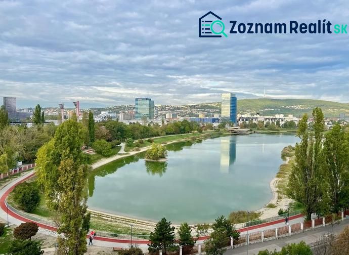V projekte KOLOSEO - 2 izbový byt na ul. Tomášikova v Bratislave - Pohľad na jazero Kuchajda v mestskej časti Bratislava - Nové Mesto s budovami v pozadí.