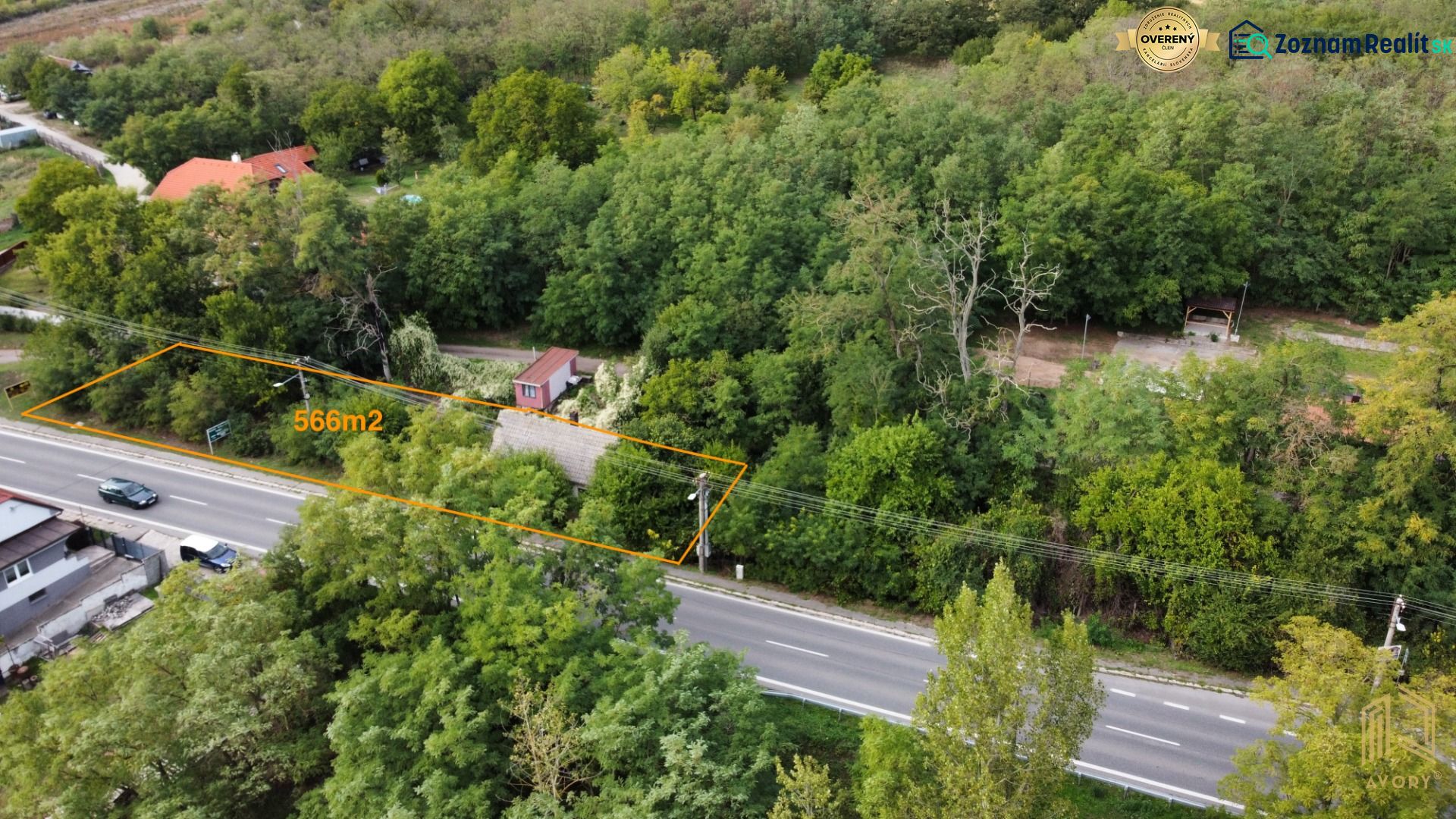 Pozemok so starým domom 566m2, Šaštín Stráže, okr. Senica - Rodinný dom v Šaštíne-Strážach obklopený zeleňou s pozemkom 566 m² pri ceste.