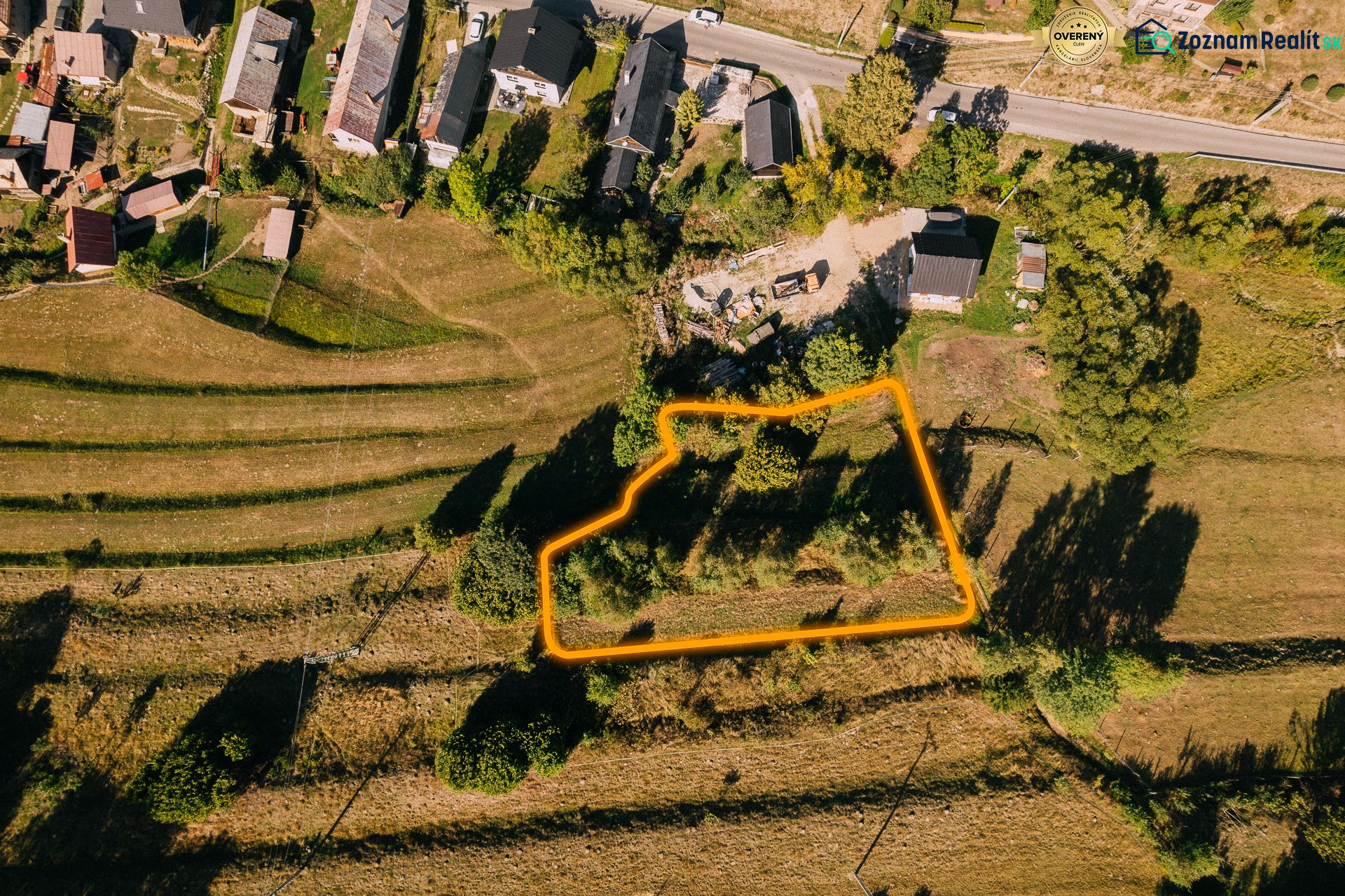 PREDAJ: Pozemky pre rekreačnú chatu, 765 m² – Čierny Balog, Komov - Letecký pohľad na rekreačné pozemky pri ulici Školská v Čiernom Balogu.