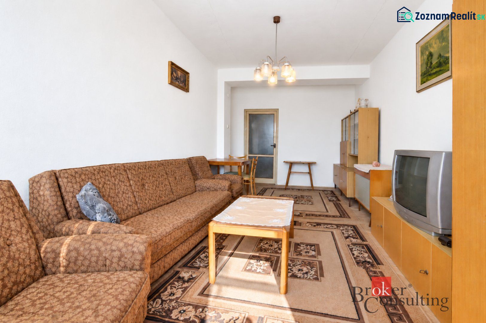 Svetlý a teplý 2-izbový byt s balkónom v centre Spišskej Novej Vsi (52 - Obývacia izba s hnedým gaučom, konferenčným stolíkom a televízorom v 2-izbovom byte.