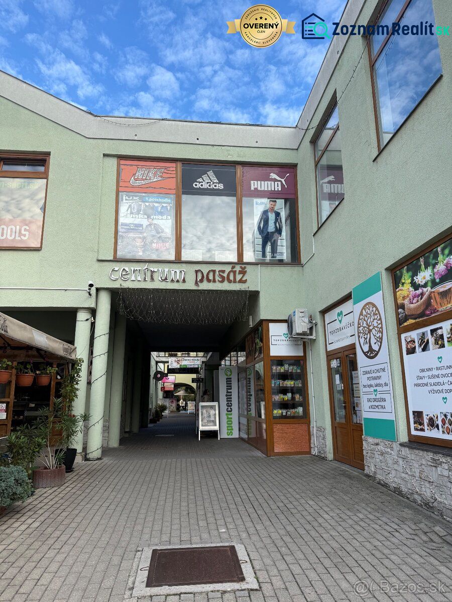 Obchodný priestor - TOP PONUKA V CENTRE - Obchodné priestory v Topoľčanoch so vstupom do centra pasáže a pohľadom na vitríny.