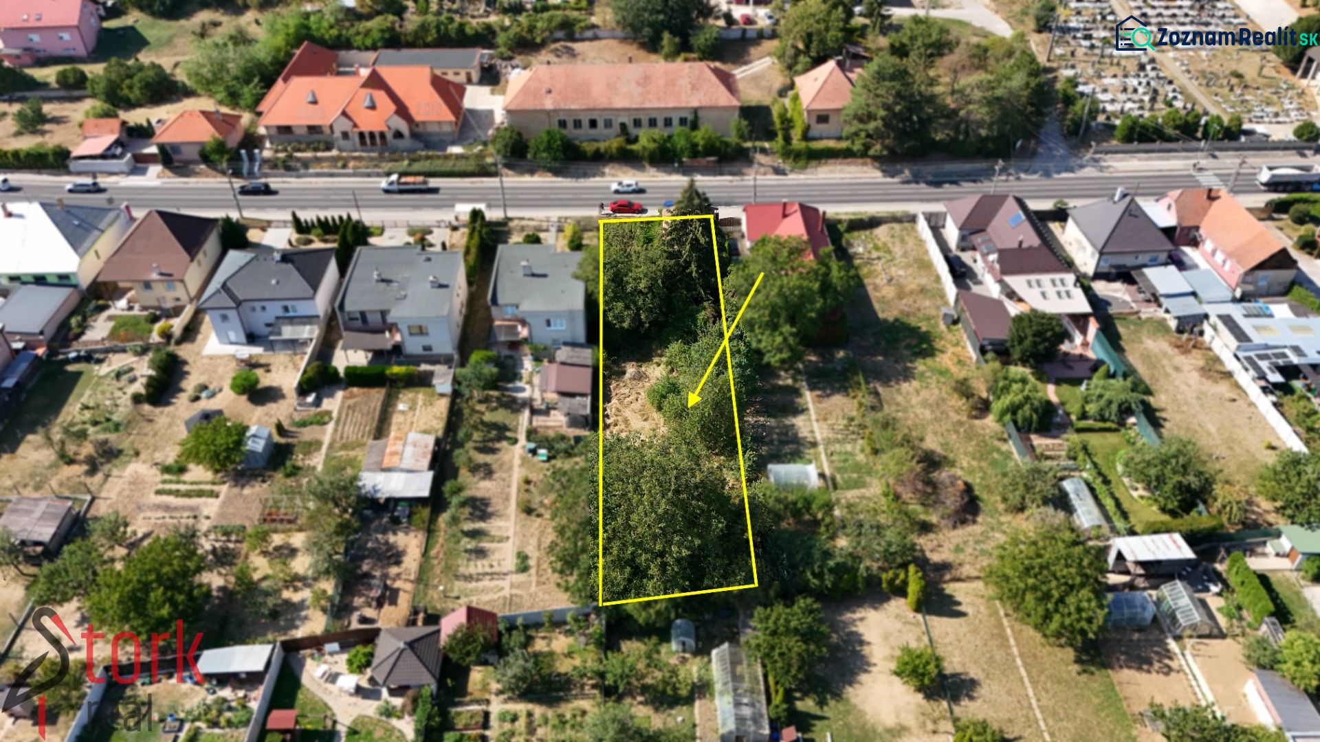 Veľký STAVEBNÝ POZEMOK so starším domom - Krušovce - Pozemok na bývanie na Štefánikovej ulici v Krušovciach so záhradou a stromami.